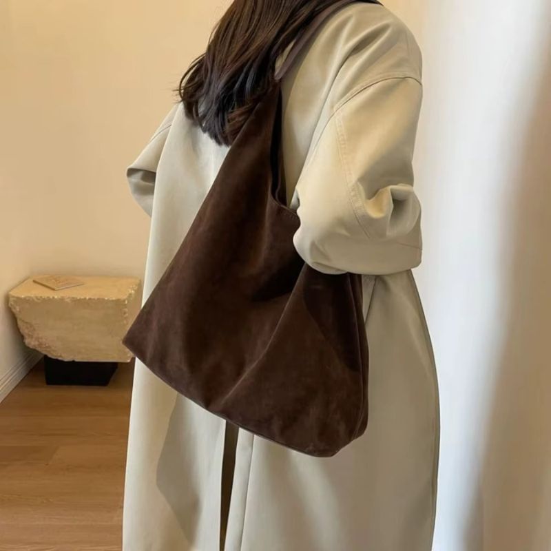 Bolsa Feminina de Ombro Tipo Saco em Suede Sintético Estilo Camurça Ayla