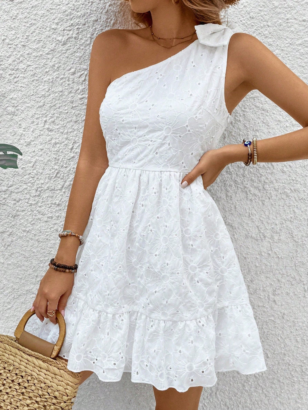 Vestido Curto com Nó, Bordado de Ilhó e Bainha com Babado